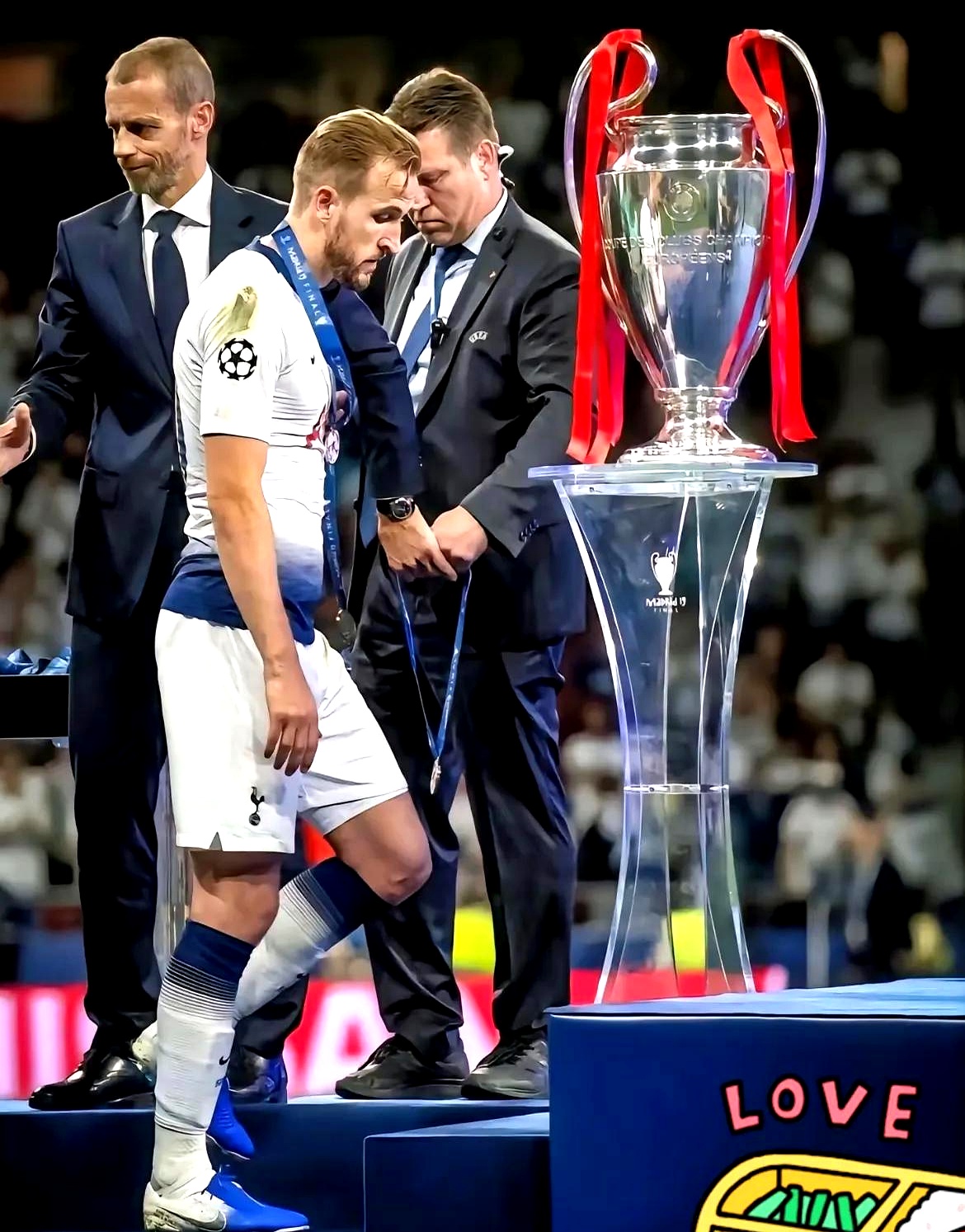 乌克兰完胜巴萨，凯恩状态火热的简单介绍